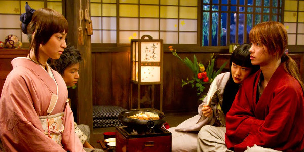 Kaoru Kamiya (Emi Takei) e Kenshin (Takero Sato)