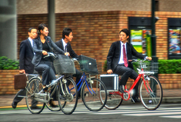 Empresários indo trabalhar de bicicleta em Kobe, Japão (Foto: Thad Roan - Bridgepix)