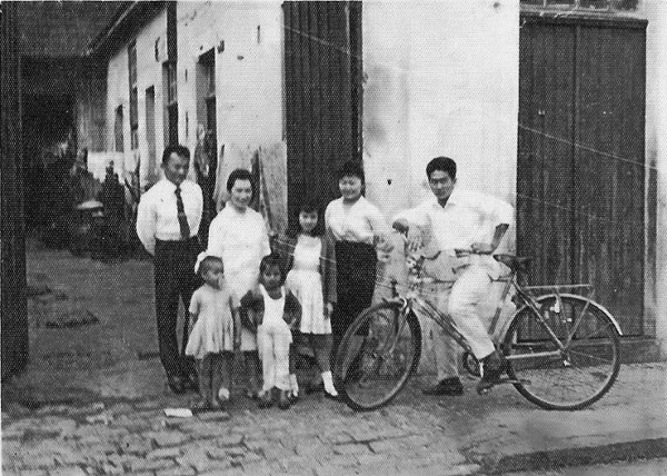 Meu pai, Satoru Kubota e minha mãe, Tijiro, ao lado de minha tia Tereza, o trio em frente à Bicicletaria Central. (Foto: Kingo Kubota)